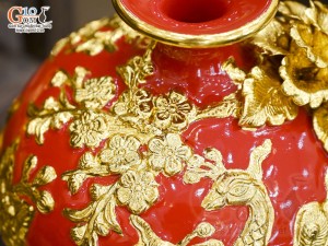Bình hút lộc men màu đắp nổi Công Đào Phú Quý dát vàng 24k, nền đỏ cao 18cm