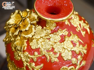 Bình hút lộc men màu đắp nổi Công Đào Phú Quý dát vàng 24k, nền đỏ cao 18cm