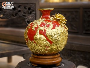 Bình hút lộc men màu đắp nổi Công Đào Phú Quý dát vàng 24k, nền đỏ cao 18cm
