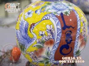 Bình hút lộc men màu, cảnh Lộc Hạc Phú Quý, nền vàng cao 30cm