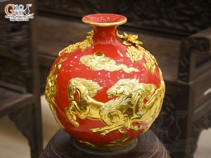 Bình hút lộc men màu đắp nổi Mã Đáo Thành Công dát vàng 24k, nền đỏ cao 30cm