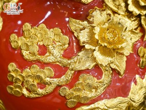 Bình hút lộc men màu đắp nổi Mã Đáo Thành Công dát vàng 24k, nền đỏ cao 30cm