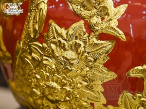 Bình hút lộc men màu đắp nổi Mã Đáo Thành Công dát vàng 24k, nền đỏ cao 30cm