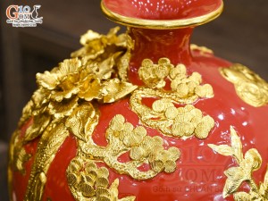 Bình hút lộc men màu đắp nổi Mã Đáo Thành Công dát vàng 24k, nền đỏ cao 30cm