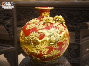 Bình hút lộc men màu đắp nổi Mã Đáo Thành Công dát vàng 24k, nền đỏ cao 30cm