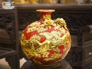 Bình hút lộc men màu đắp nổi Mã Đáo Thành Công dát vàng 24k, nền đỏ cao 30cm