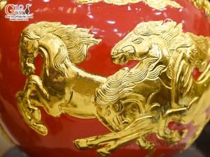 Bình hút lộc men màu đắp nổi Mã Đáo Thành Công dát vàng 24k, nền đỏ cao 30cm