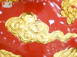 Bình hút lộc men màu đắp nổi Mã Đáo Thành Công dát vàng 24k, nền đỏ cao 30cm