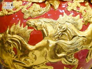 Bình hút lộc men màu đắp nổi Mã Đáo Thành Công dát vàng 24k, nền đỏ cao 30cm