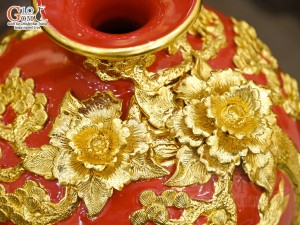 Bình hút lộc men màu đắp nổi Mã Đáo Thành Công dát vàng 24k, nền đỏ cao 30cm