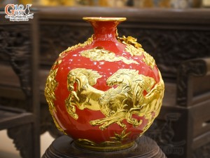 Bình hút lộc men màu đắp nổi Mã Đáo Thành Công dát vàng 24k, nền đỏ cao 35cm