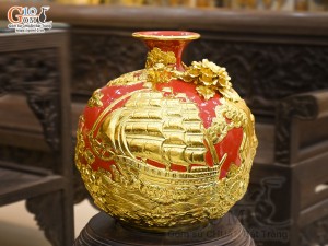 Bình hút lộc men màu đắp nổi Thuận Buồm Xuôi Gió dát vàng 24k, nền đỏ cao 30cm