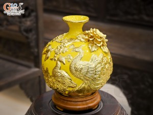 Bình hút lộc men màu đắp nổi Công Đào Phú Quý dát vàng 24k, nền vàng cao 24cm
