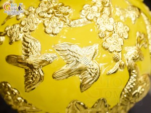 Bình hút lộc men màu đắp nổi Công Đào Phú Quý dát vàng 24k, nền vàng cao 24cm