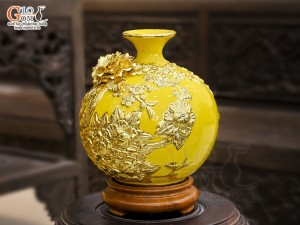 Bình hút lộc men màu đắp nổi Công Đào Phú Quý dát vàng 24k, nền vàng cao 24cm