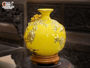 Bình hút lộc men màu đắp nổi Công Đào Phú Quý dát vàng 24k, nền vàng cao 24cm