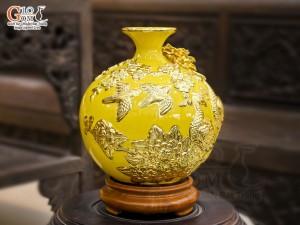 Bình hút lộc men màu đắp nổi Công Đào Phú Quý dát vàng 24k, nền vàng cao 24cm