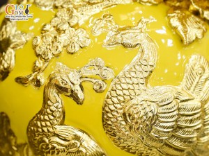 Bình hút lộc men màu đắp nổi Công Đào Phú Quý dát vàng 24k, nền vàng cao 24cm