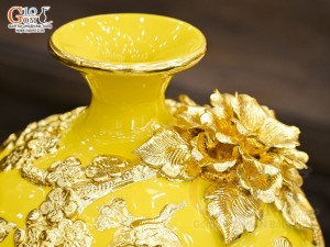Bình hút lộc men màu đắp nổi Công Đào Phú Quý dát vàng 24k, nền vàng cao 24cm