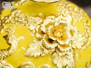 Bình hút lộc men màu đắp nổi Công Đào Phú Quý dát vàng 24k, nền vàng cao 24cm