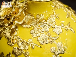 Bình hút lộc men màu đắp nổi Công Đào Phú Quý dát vàng 24k, nền vàng cao 24cm