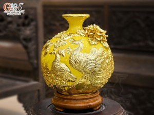 Bình hút lộc men màu đắp nổi Công Đào Phú Quý dát vàng 24k, nền vàng cao 24cm