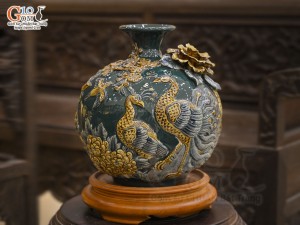 Bình hút lộc men màu đắp nổi Công Đào Phú Quý, nền xanh lục bảo cao 35cm