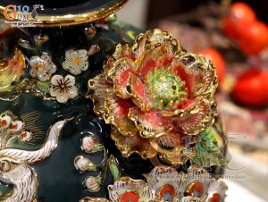 Bình hút lộc men màu đắp nổi Công Đào Phú Quý vân mây vẽ vàng 24k, cao 30cm