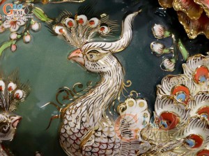 Bình hút lộc men màu đắp nổi Công Đào Phú Quý vân mây vẽ vàng 24k, cao 30cm