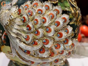 Bình hút lộc men màu đắp nổi Công Đào Phú Quý vân mây vẽ vàng 24k, cao 30cm