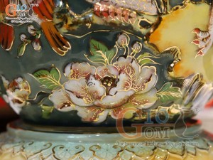 Bình hút lộc men màu đắp nổi Công Đào Phú Quý vân mây vẽ vàng 24k, cao 30cm