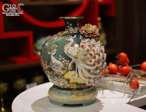 Bình hút lộc men màu đắp nổi Công Đào Phú Quý vân mây vẽ vàng 24k, cao 30cm