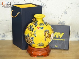 Bình hút lộc men màu đắp nổi Mã Đáo Thành Công in logo VTV nền vàng, cao 24cm