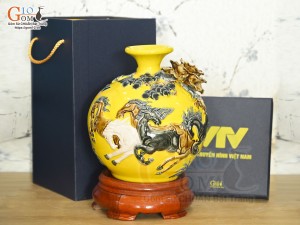 Bình hút lộc men màu đắp nổi Mã Đáo Thành Công in logo VTV nền vàng, cao 24cm