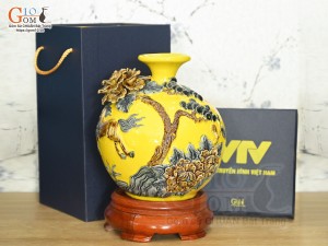 Bình hút lộc men màu đắp nổi Mã Đáo Thành Công in logo VTV nền vàng, cao 24cm