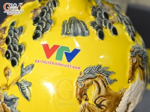 Bình hút lộc men màu đắp nổi Mã Đáo Thành Công in logo VTV nền vàng, cao 24cm