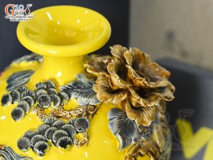 Bình hút lộc men màu đắp nổi Mã Đáo Thành Công in logo VTV nền vàng, cao 24cm