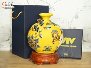 Bình hút lộc men màu đắp nổi Mã Đáo Thành Công in logo VTV nền vàng, cao 24cm