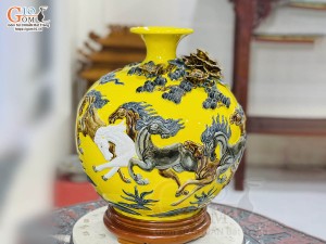 Bình hút lộc men màu đắp nổi Mã Đáo Thành Công nền vàng, cao 38cm