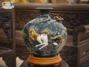 Bình hút lộc men màu đắp nổi Mã Đáo Thành Công, nền xanh lục bảo cao 35cm