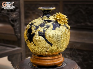 Bình hút lộc men màu đắp nổi Công Đào Phú Quý dát vàng 24k, nền xanh coban cao 38cm
