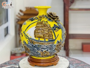 Bình hút lộc men màu đắp nổi Thuận Buồm Xuôi Gió nền vàng, cao 26cm