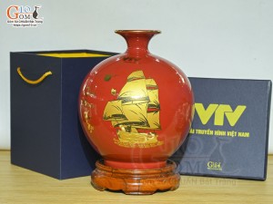 Bình hút lộc men màu đỏ cảnh Thuận Buồm Xuôi Gió vàng kim in logo VTV, cao 18cm