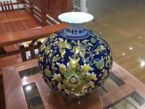 Bình hút lộc men màu họa tiết Hoa dây 30cm, vẽ vàng 24k