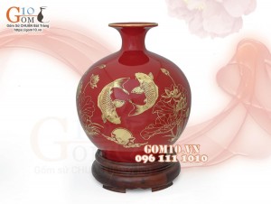 Bình hút lộc men màu, nền đỏ, vẽ vàng kim Cá chép Liên hoa, cao 27cm