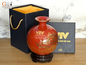 Bình hút lộc men màu, nền đỏ, vẽ vàng kim Thuận buồm Xuôi Gió, in logo VTV, cao 37cm