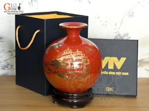 Bình hút lộc men màu, nền đỏ, vẽ vàng kim Thuận buồm Xuôi Gió, in logo VTV, cao 37cm