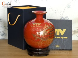 Bình hút lộc men màu, nền đỏ, vẽ vàng kim Thuận buồm Xuôi Gió, in logo VTV, cao 27cm