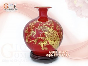 Bình hút lộc men màu, nền đỏ, vẽ vàng kim họa tiết Công đào, cao 18cm