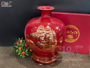 Bình hút lộc men màu, nền đỏ, vẽ vàng kim Thuận buồm Xuôi gió in logo, cao 35cm Bình hút lộc men màu, nền đỏ, vẽ vàng kim Thuận buồm Xuôi gió in logo, cao 35cm